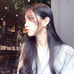 青岛考点工作人员看表